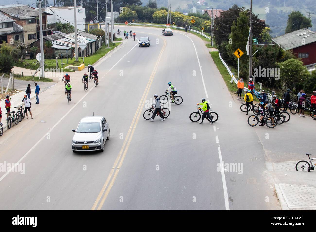 LA CALERA COLOMBIA - OTTOBRE, 2020: Gruppo di ciclisti dilettanti che attraversano la strada tra Bogotà e la Calera sulle montagne della Colombia Foto Stock