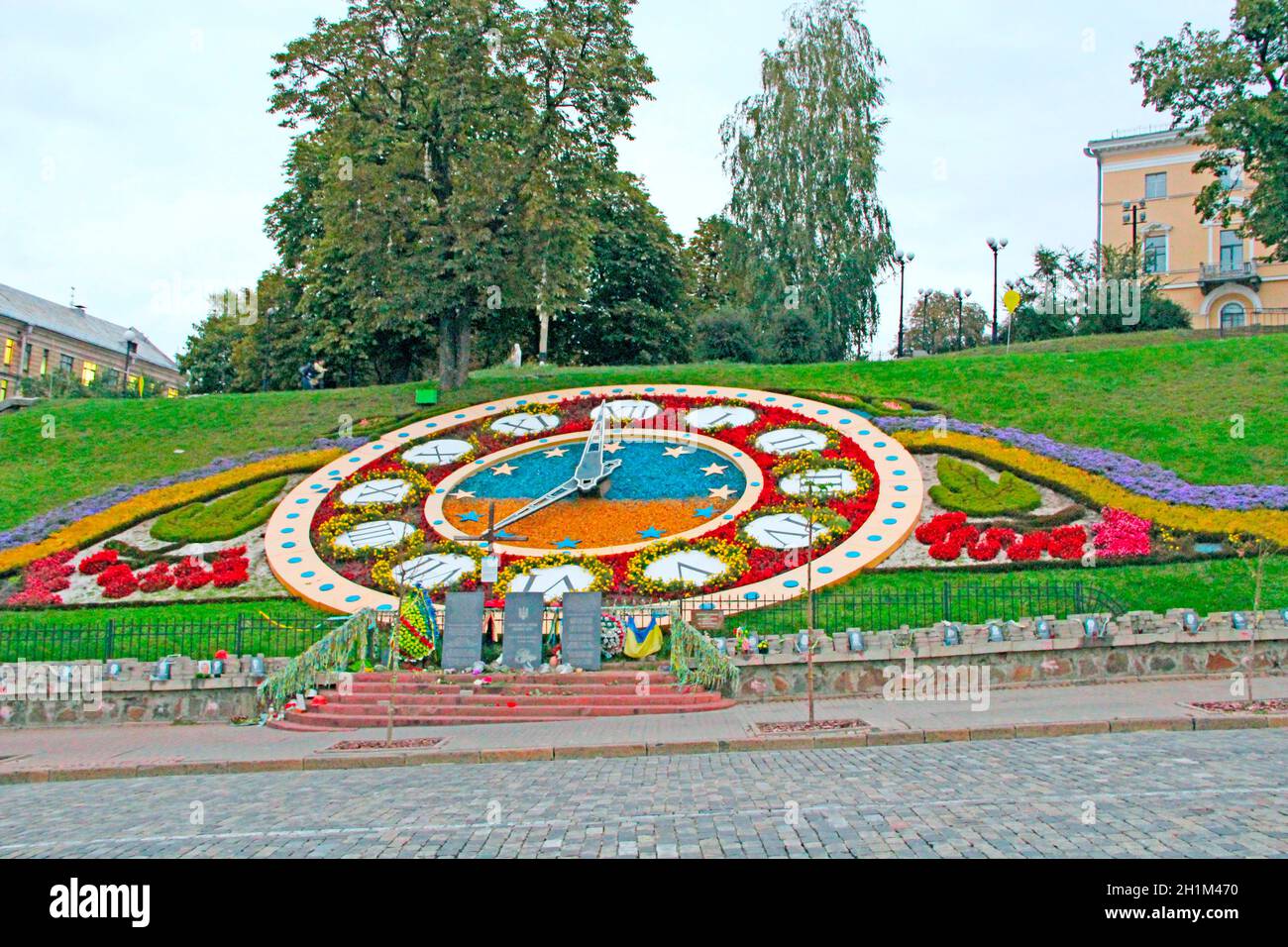 Gli orologi da fiore più grandi del mondo a Kiev. Bello orologio di fiori sul prato verde nella capitale dell'Ucraina. Paesaggio con fiori e piante nel centro di K. Foto Stock