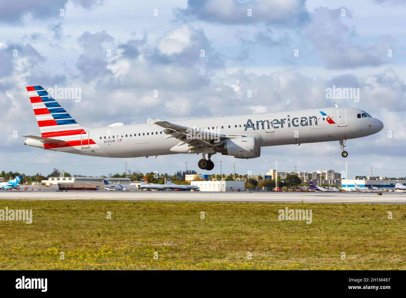 Miami, Florida - 6 aprile 2019: Aereo American Airlines Airbus A321 all'aeroporto di Miami in Florida. Airbus è un costruttore europeo di aeromobili basato su i. Foto Stock