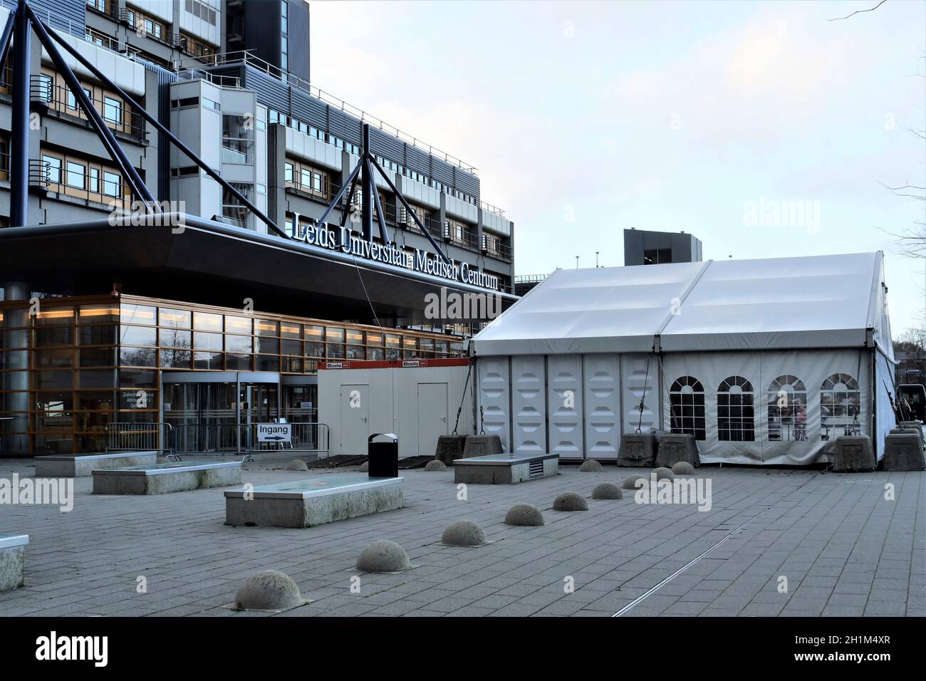 Leiden University Medical Center con una tenda di fronte all'ingresso principale per organizzare l'ingresso e l'uscita Foto Stock