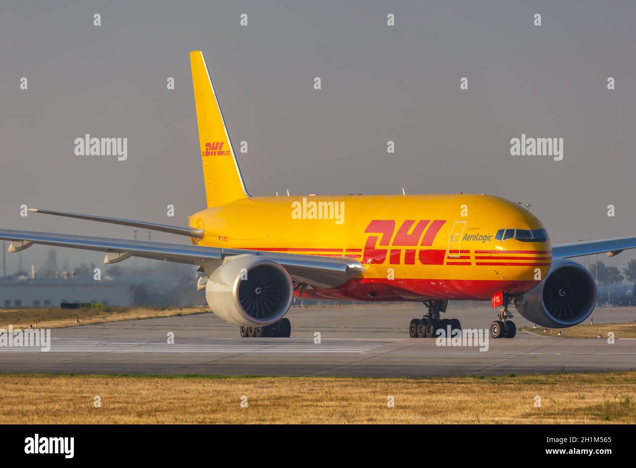 Lipsia, Germania - 19 agosto 2020: DHL Boeing 777F aereo all'aeroporto Leipzig Halle LEJ in Germania. Boeing è una testa americana del costruttore di velivoli Foto Stock