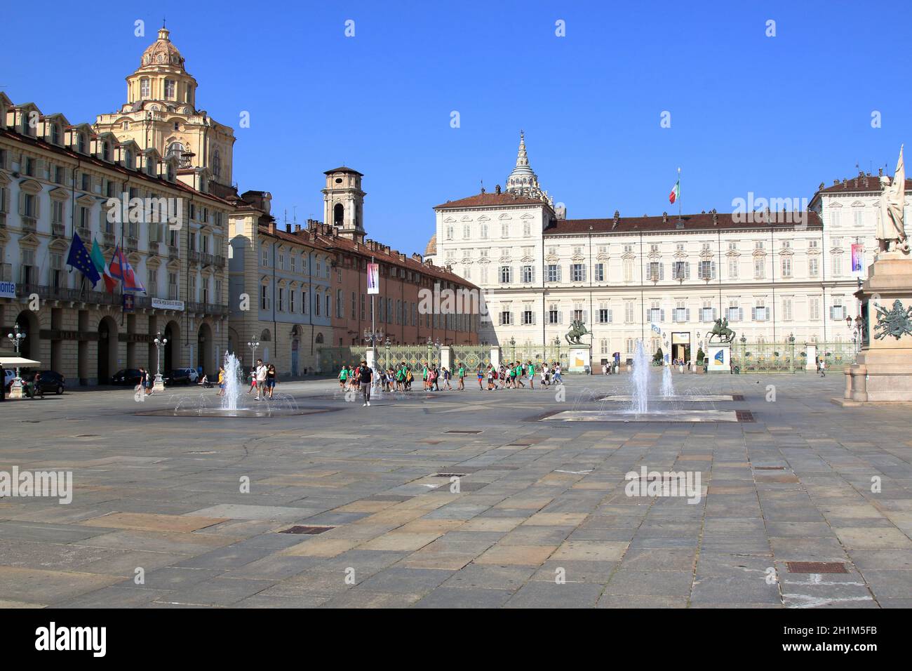 Piazza del Castello, Torino. Italia - settembre 2020: Vista panoramica della piazza e della facciata del Palazzo reale di Savoia. Foto di alta qualità Foto Stock