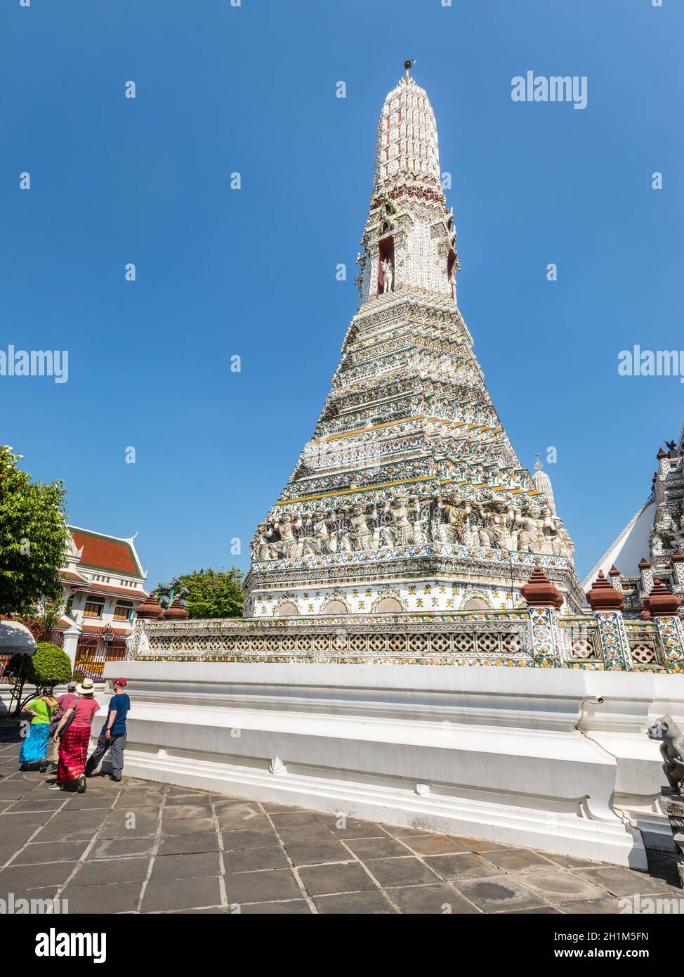 Bangkok, Thailandia - 7 dicembre 2019: Bella prang, torre stupa con arredamento. Parte del famoso punto di riferimento turistico Wat Arun tempio buddista terreni a Ban Foto Stock