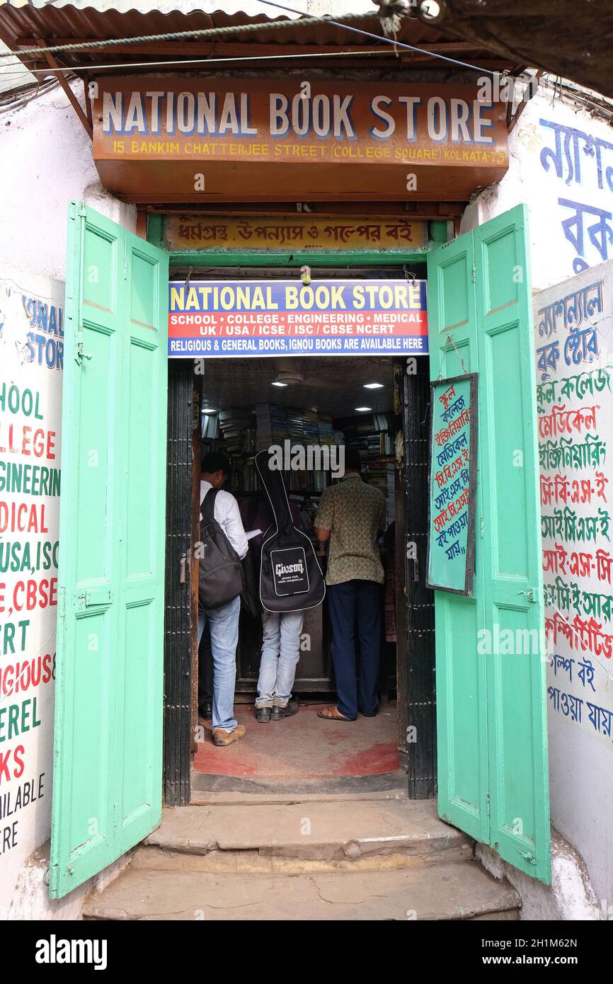 Gli studenti possono consultare i libri al College Street Book Market di Kolkata, India Foto Stock