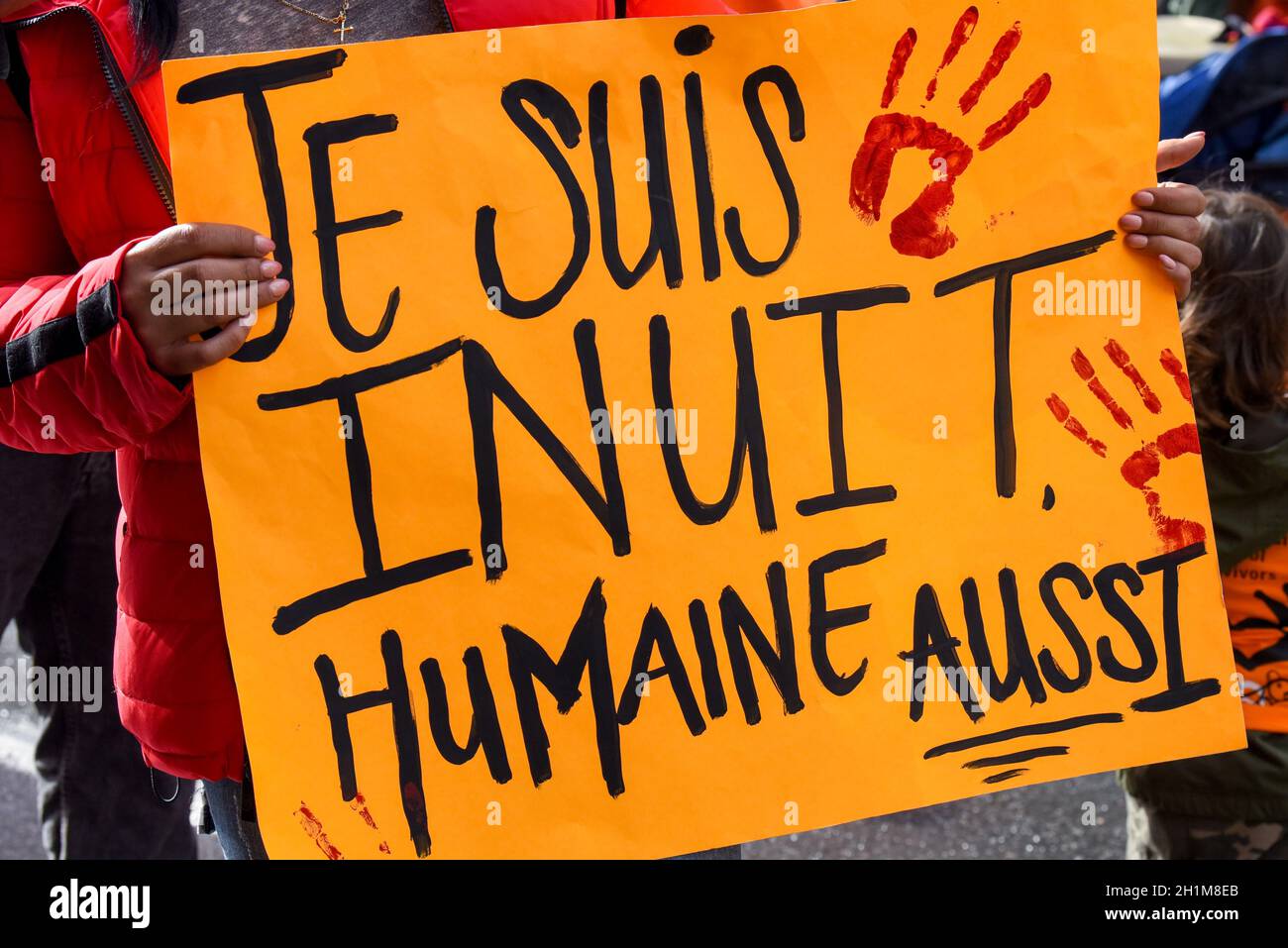 "Sono Innu e anche umano" dice questo poster durante il giorno della maglietta arancione in onore dei Survivor della Scuola residenziale Canadese, Montreal, settembre 2021 Foto Stock