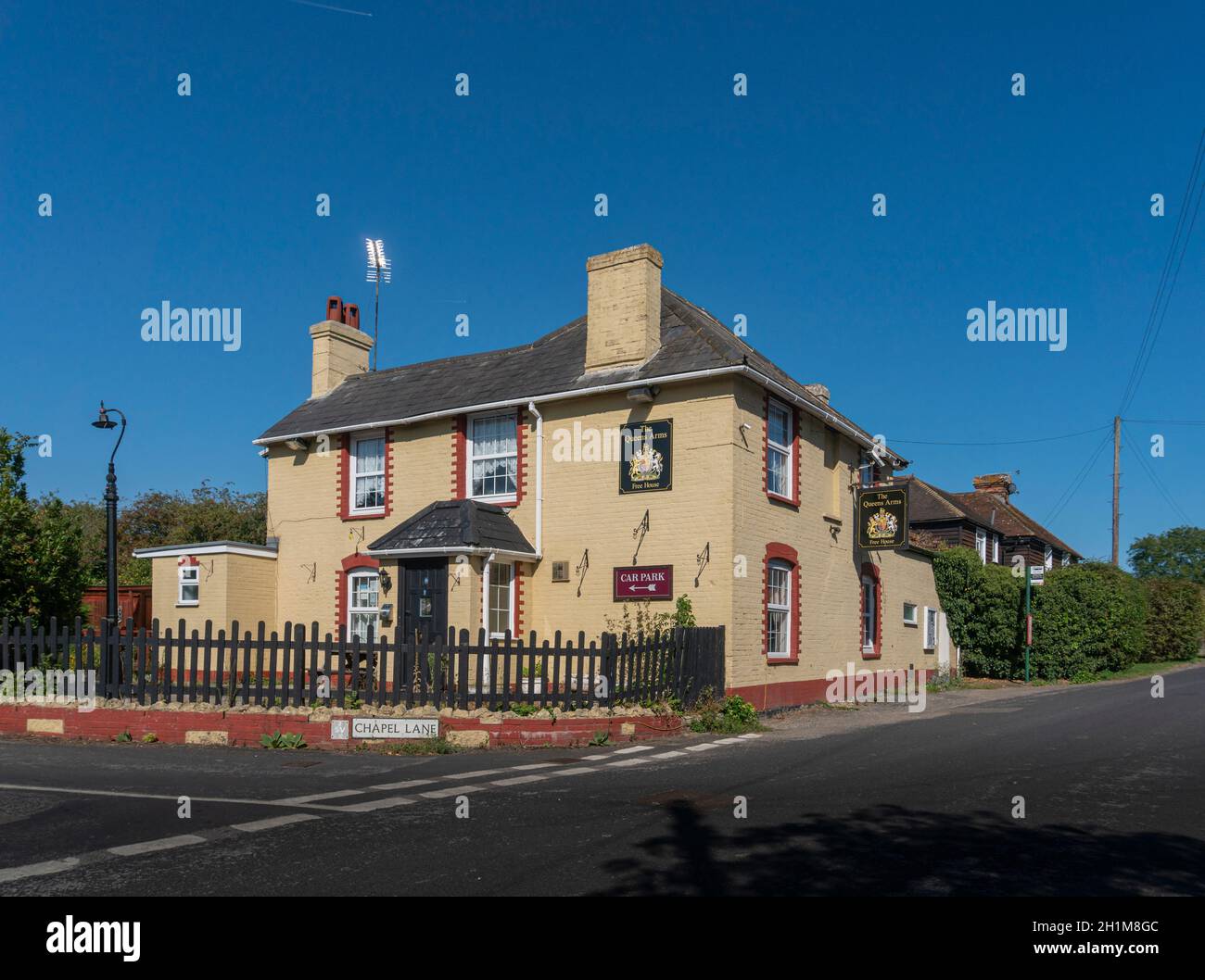 La casa pubblica Queens Arms nel villaggio di Egerton, Kent, Regno Unito Foto Stock