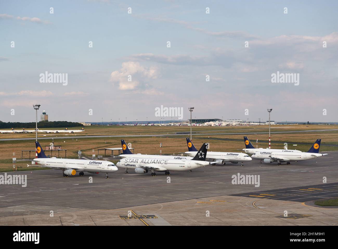 Budapest, Ungheria - CIRCA 2020: Molti aerei di Lufthansa parcheggiati  all'aeroporto. Compagnie aeree per trovare il parcheggio per conservare gli  aeroplani inutilizzati durante il viaggio r Foto stock - Alamy