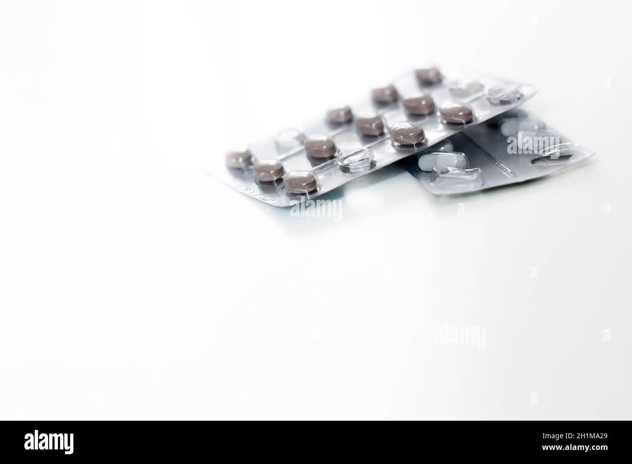 Pillole in blister confezioni isolate su sfondo bianco. Medicina e farmacia. Foto Stock