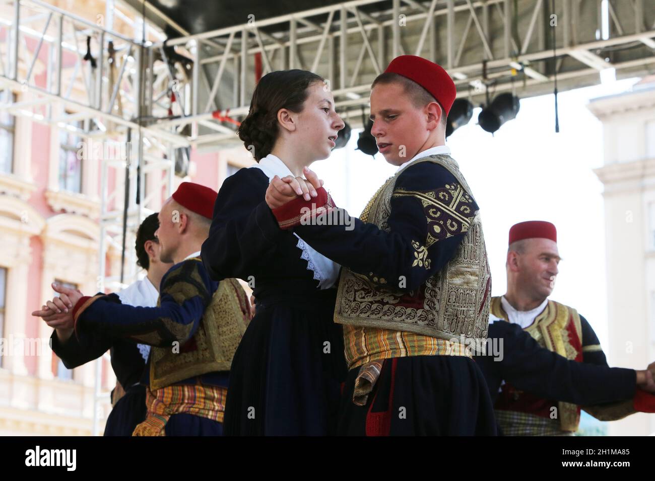 Membri del gruppo folcloristico Marko Marojica di Zupa, in Croazia, durante il 49° Festival Internazionale del folklore nel centro di Zagabria, in Croazia Foto Stock