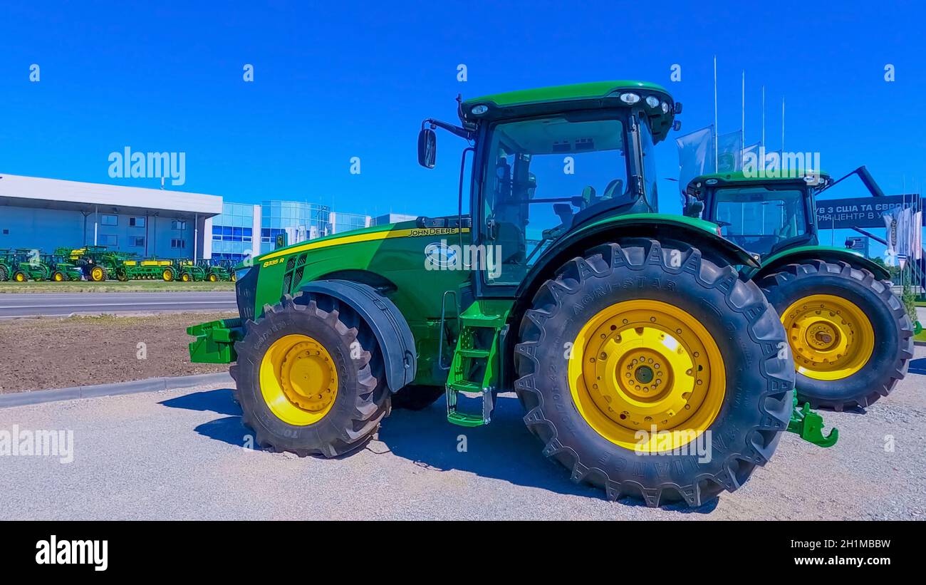 Kiev, Ucraina - 16 giugno 2020: Il potente trattore John Deer a Kiev, Ucraina il 16 giugno 2020 Foto Stock