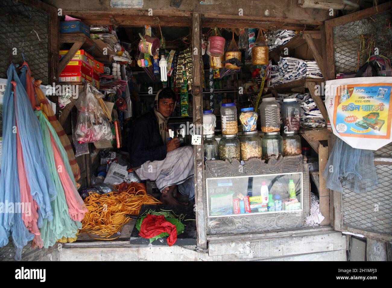 Vecchio negozio di alimentari in un luogo rurale a Basanti, Bengala Occidentale, India Foto Stock