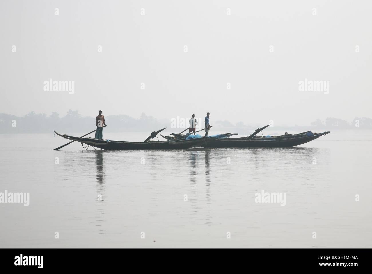 Foschia mattutina sul santissimo di fiumi in India. Delta del Gange in Sundarbans, West Bengal, India. Foto Stock