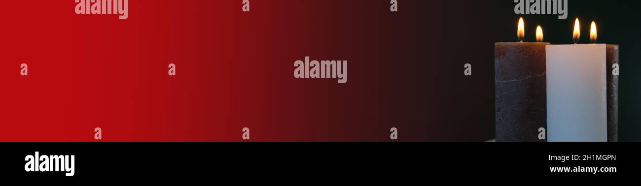 Candele banner.Candles che bruciano su sfondo scuro con colore gradient.Wax candele . Sfondo romantico festoso Foto Stock