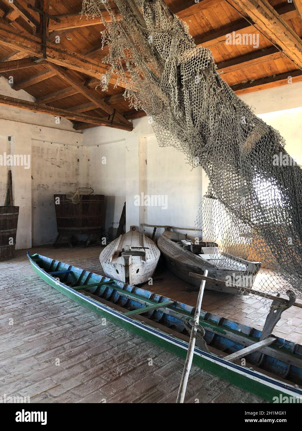 Barche da pesca tradizionali nella stazione di pesca delle Valli di Comacchio, bacino di Comacchio, una serie di lagune salmastre contigue situate Foto Stock