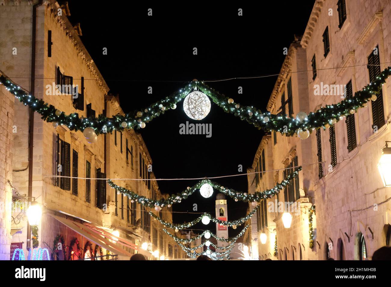 Stradun street decorato con luci di Natale ornamenti e splendente nella romantica atmosfera, Dubrovnik, Croazia Foto Stock