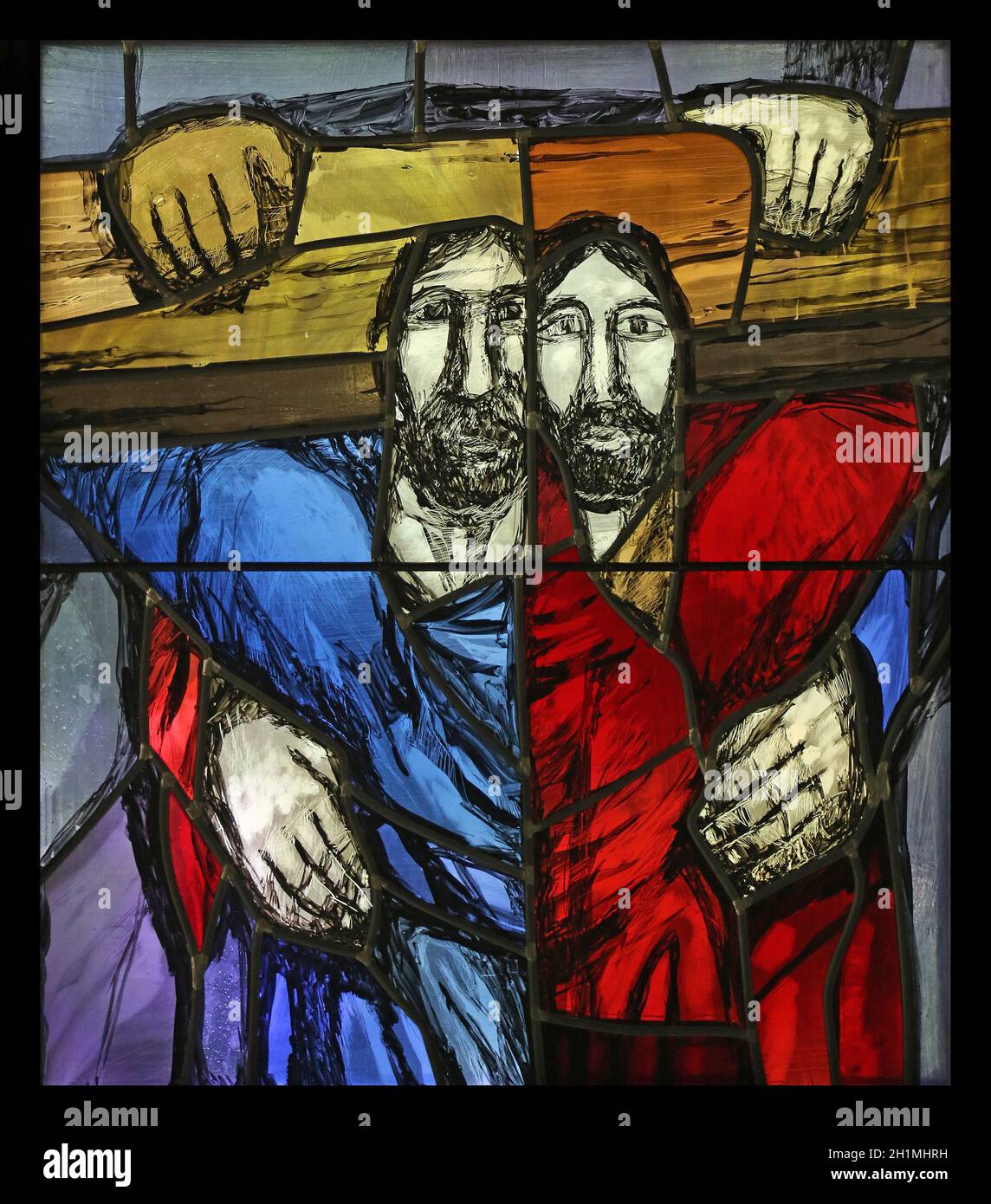 Simon of Cyrene porta la croce, vetrata di Sieger Koder in Cappella nel cimitero dei Gesuiti a Pullach, Germania Foto Stock