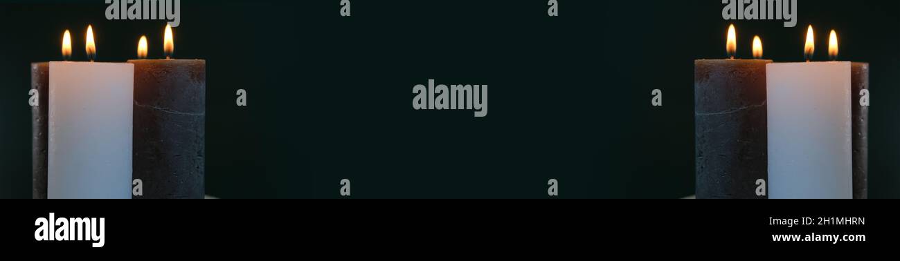 Candele banner.Candles che bruciano su sfondo scuro. Festive romantico banner.Religious background.Wax candele . Foto Stock