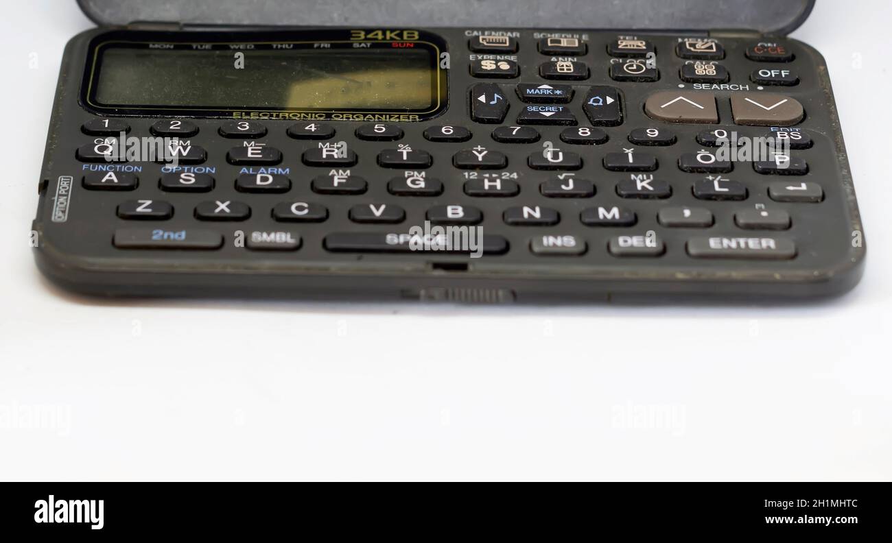 La tastiera di un vecchio organizer elettronico con display a cristalli liquidi isolato su sfondo bianco. Tecnologia obsoleta degli anni '90 Foto Stock