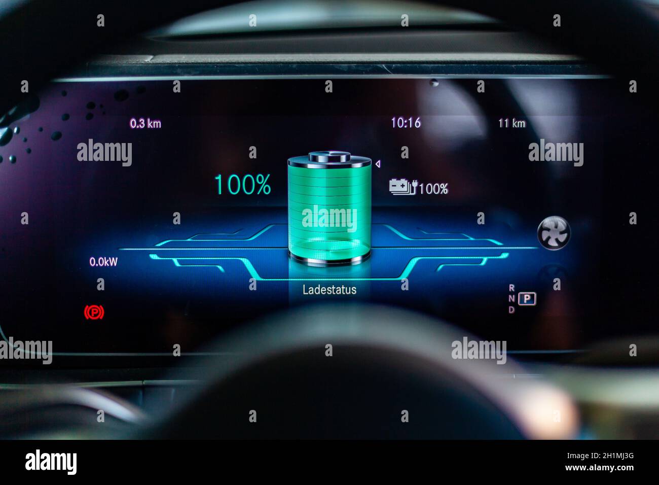 Stoccarda, Germania - 8 agosto 2020: Pannello per auto elettriche con stato di carica della batteria. Foto Stock