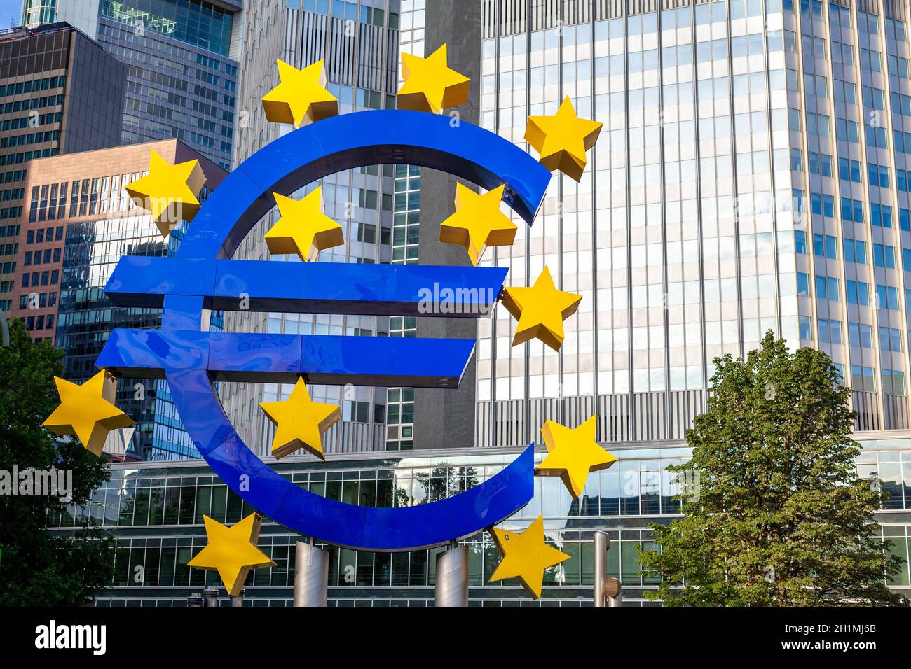 Francoforte sul meno, tedesco - 19 aprile 2020: La Banca centrale europea, il simbolo dell'euro e il logo dell'Unione europea in primo piano. Foto Stock