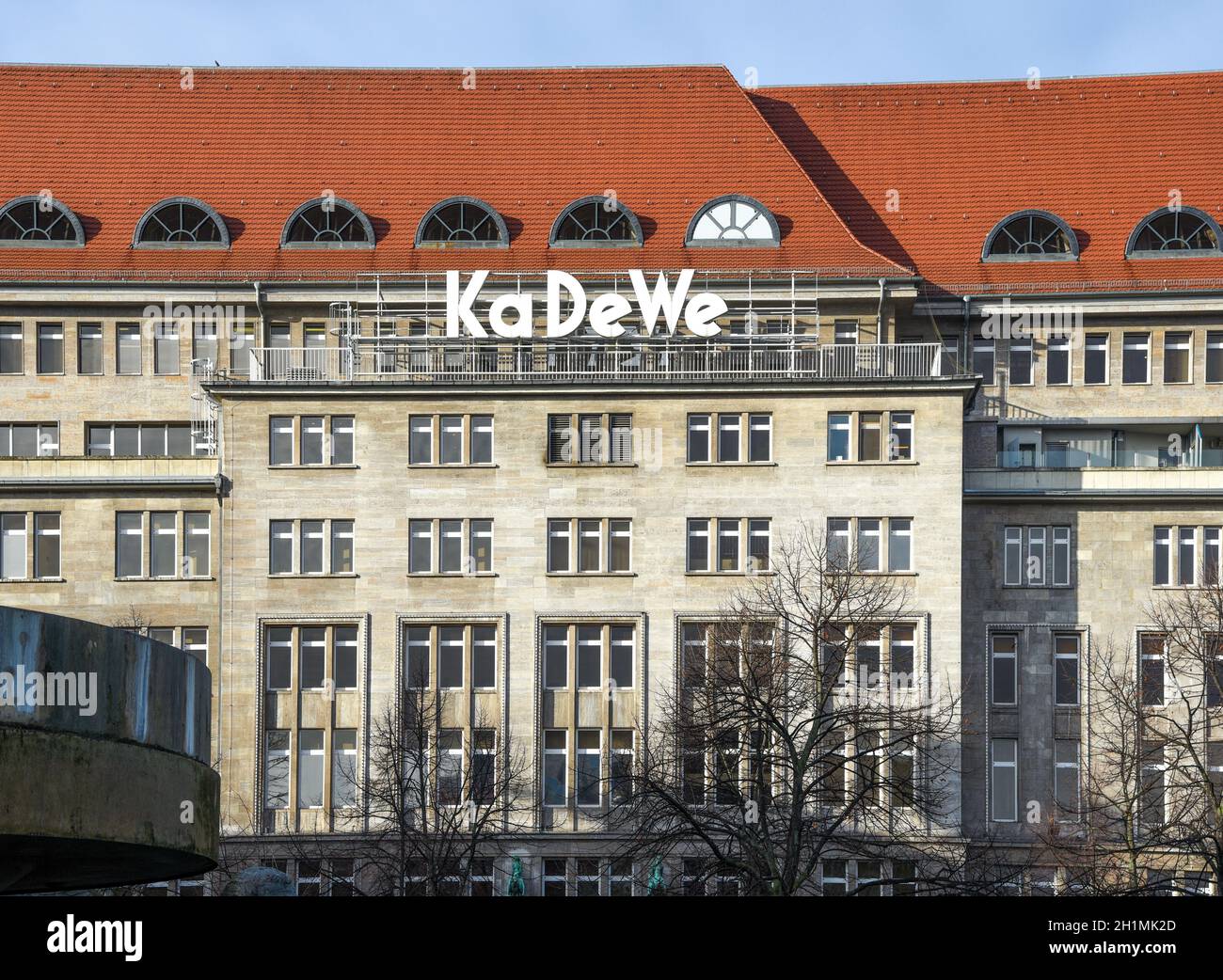 Facciata dell'edificio Kaufhaus des Westens a Tauentzienstrasse con logo KaDeWe dall'alto vista da Wittenbergplatz Foto Stock