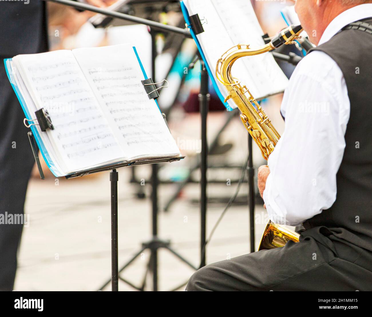 Il close - up di musicisti che suonano in outerwear sulla strada Foto Stock