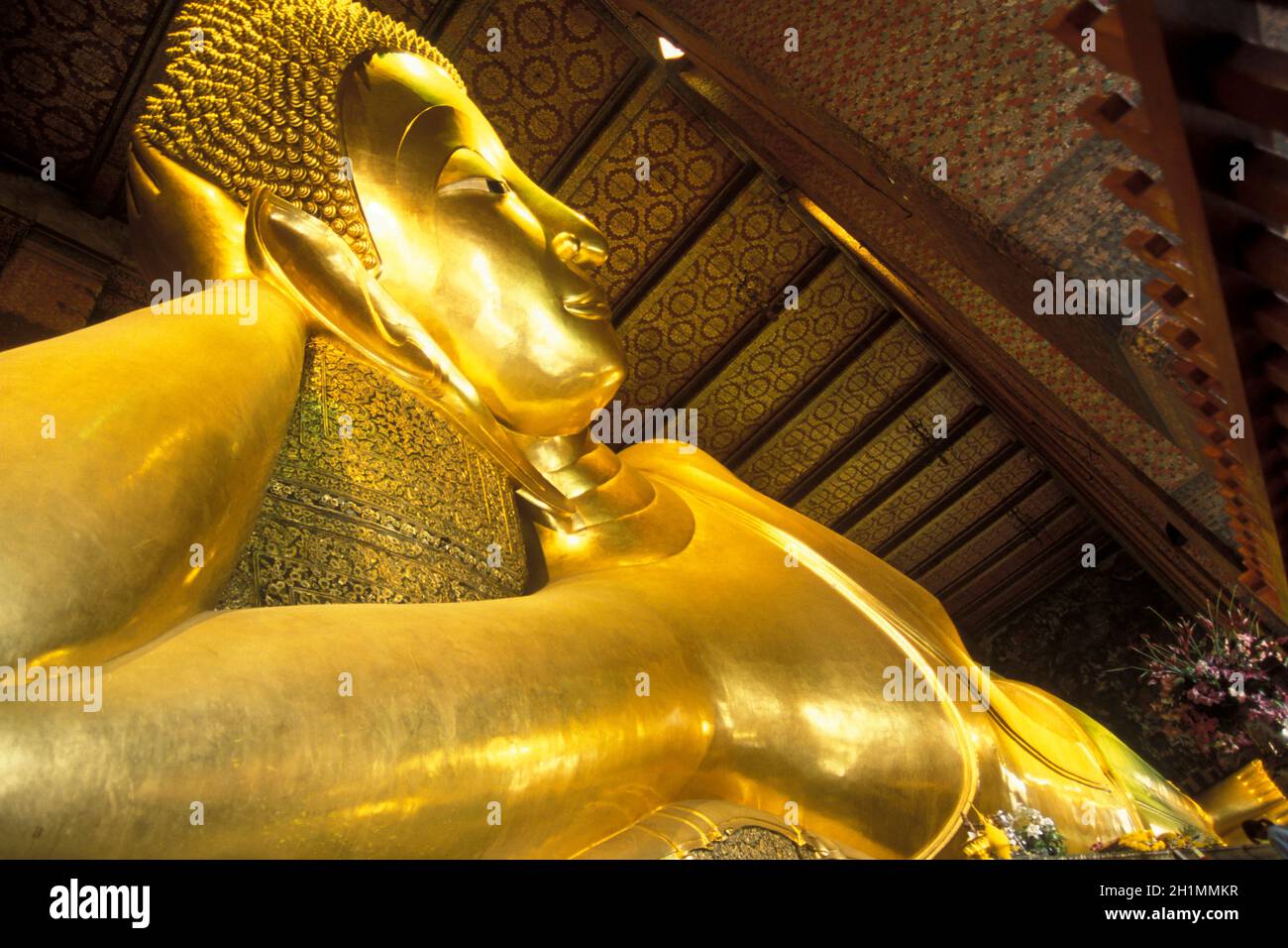 Il Buddha reclinato al Wat Pho in ko ratanakosin nella città di Bangkok in Thailandia a Southeastasia. Thailandia, Bangkok, aprile 2001 Foto Stock