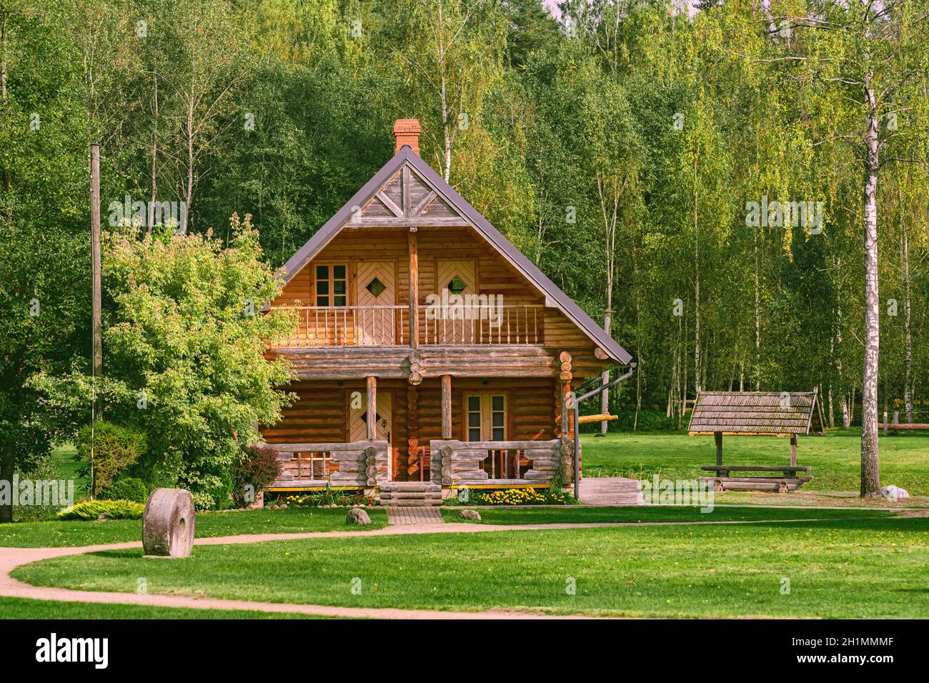 Casa di legno in una zona rurale, Lettonia Foto Stock