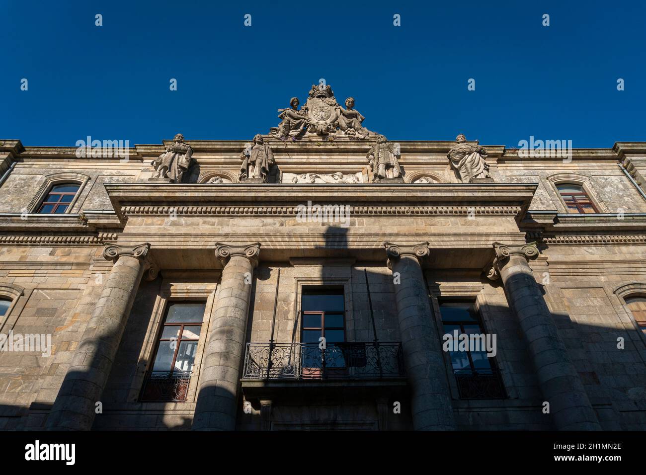 Facciata di edificio ornato nella città di Santiago de Compostela, Spagna Foto Stock