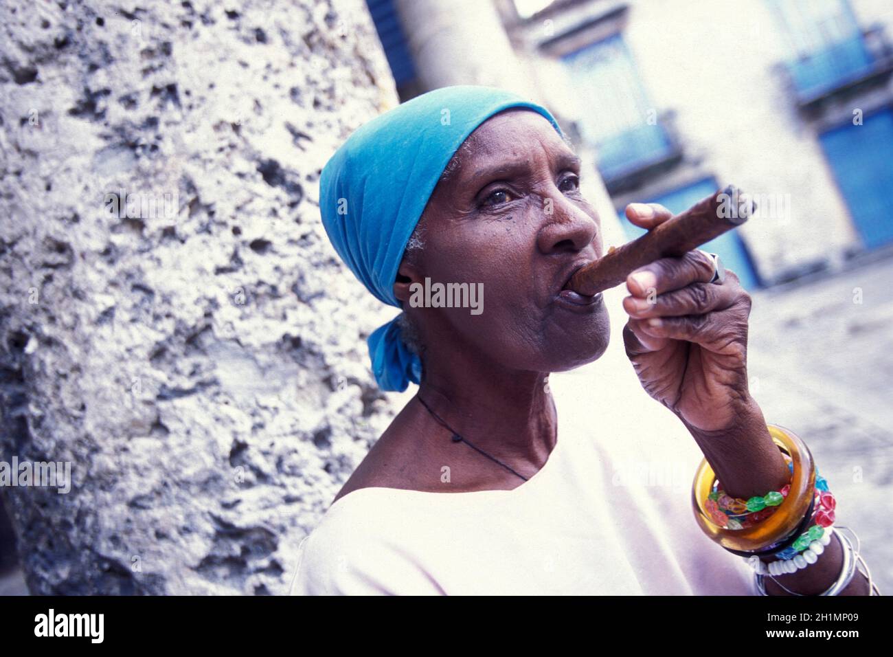 Una donna cubana fuma un sigaro cubano nella città di l'Avana, a Cuba, nel Mar dei caraibi. Cuba, l'Avana, ottobre 2005 Foto Stock