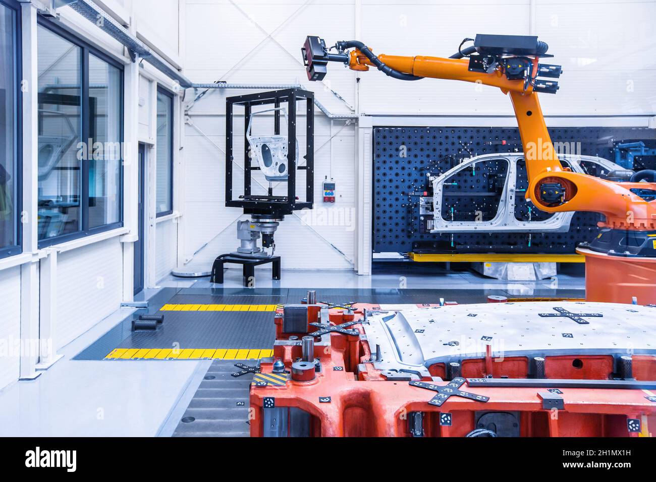apprendimento di un braccio robotico in un impianto automobilistico Foto Stock