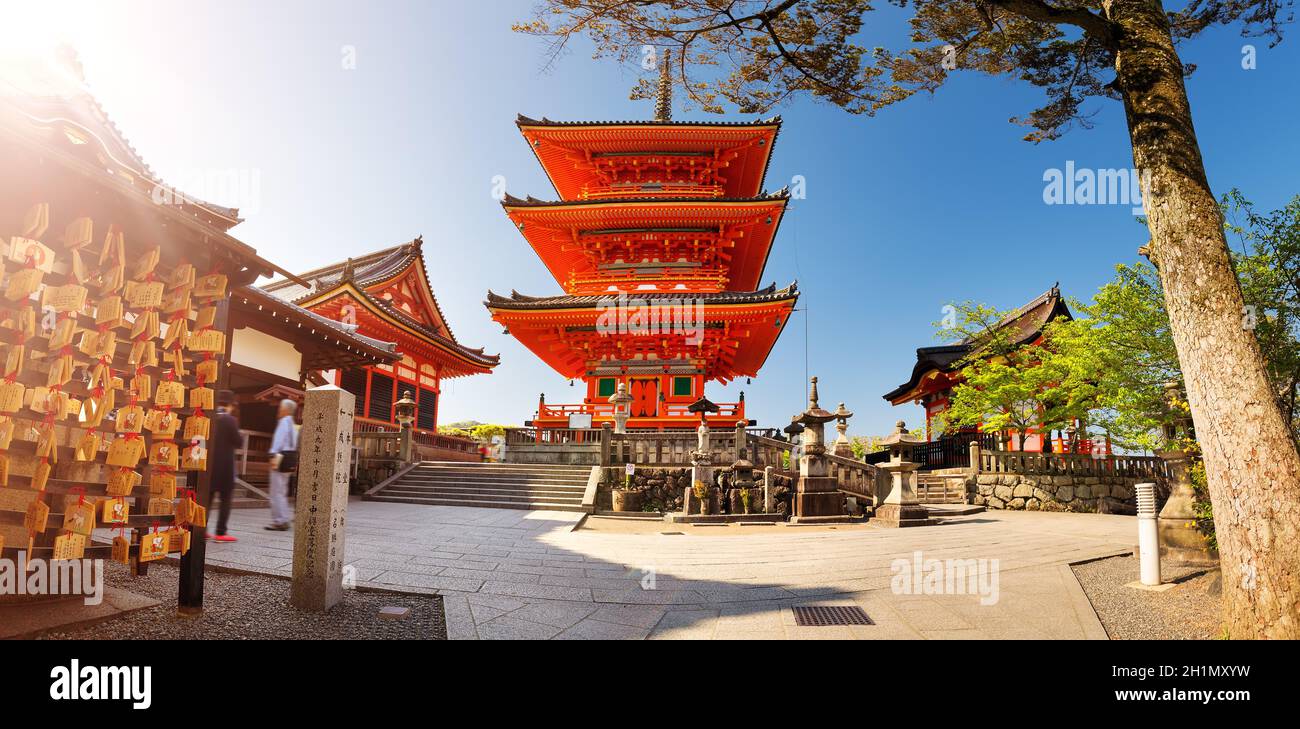 Vista del complesso del Tempio Kiyomizu-dera con la Pagoda a Kyoto, Giappone. Edifici Buddismo Shin nell'Higashiyama meridionale Foto Stock
