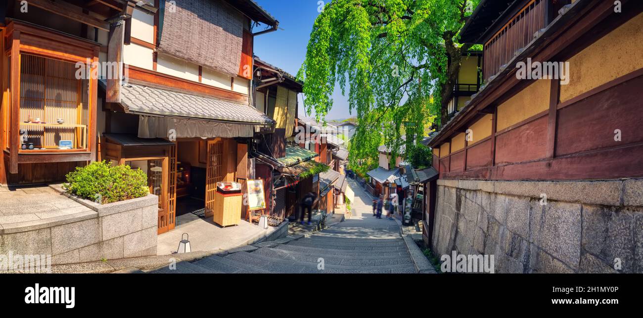 Vista sulla piccola strada con l'albero di Sakura nel quartiere di Higashiyama, Kyoto, Giappone. Tradizionali case giapponesi al mattino Foto Stock