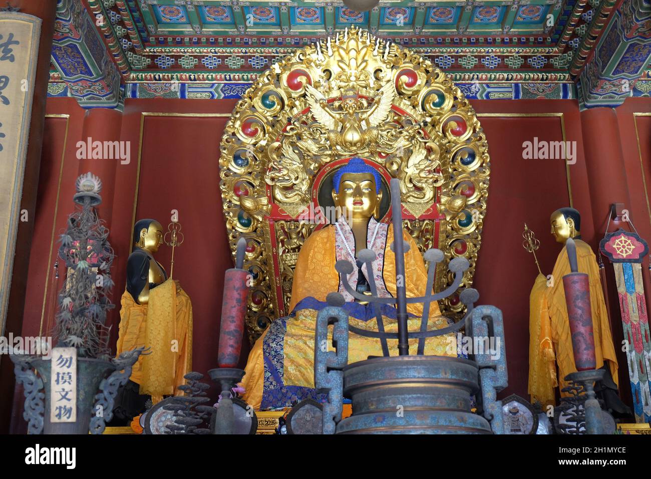 L'altare del Buddha blu offre il Tempio del lama Buddista Yonghe Gong. Costruito nel 1694, Yonghe Gong è il più grande tempio buddista di Pechino, Cina Foto Stock