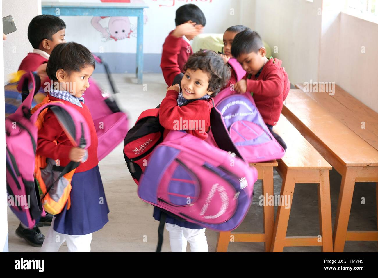 Bambini a Padre ante Gabric Medium School Kumrokhali, Bengala Occidentale, India Foto Stock