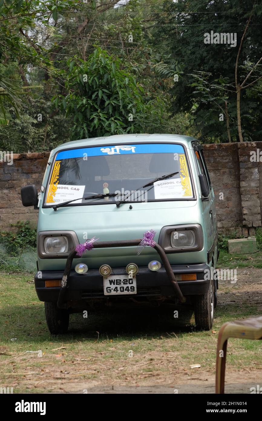 Un furgone per il trasporto di bambini a scuola a Kumrokhali, Bengala Occidentale, India Foto Stock