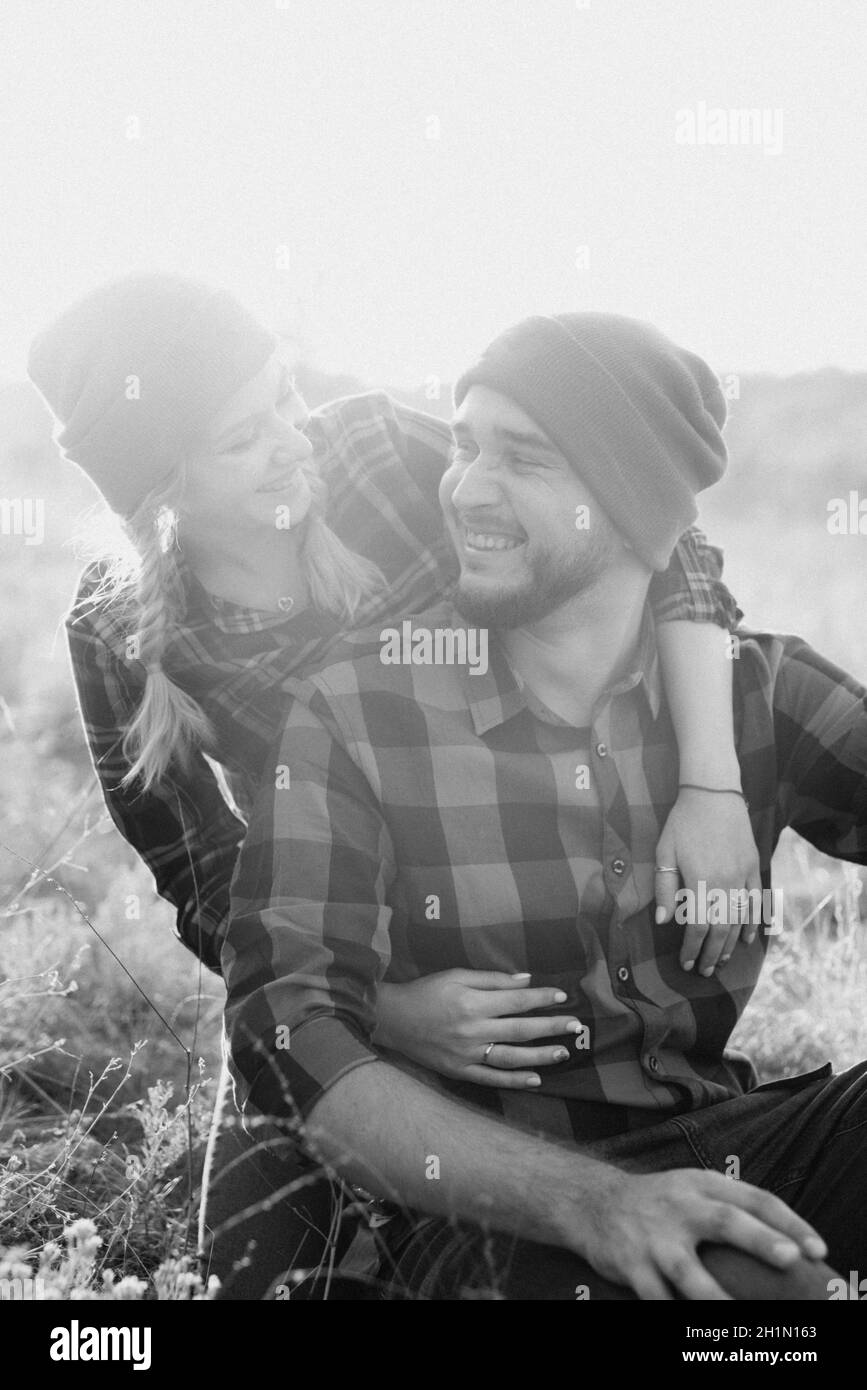 Ragazzo allegro e ragazza su una passeggiata in maglia brillante cappelli e camicie plaid Foto Stock