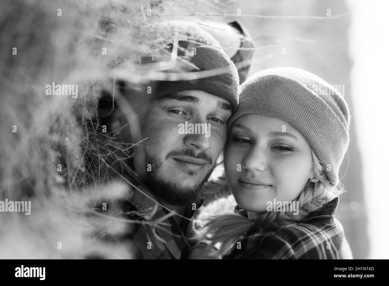 Ragazzo allegro e ragazza su una passeggiata in maglia brillante cappelli e camicie plaid Foto Stock