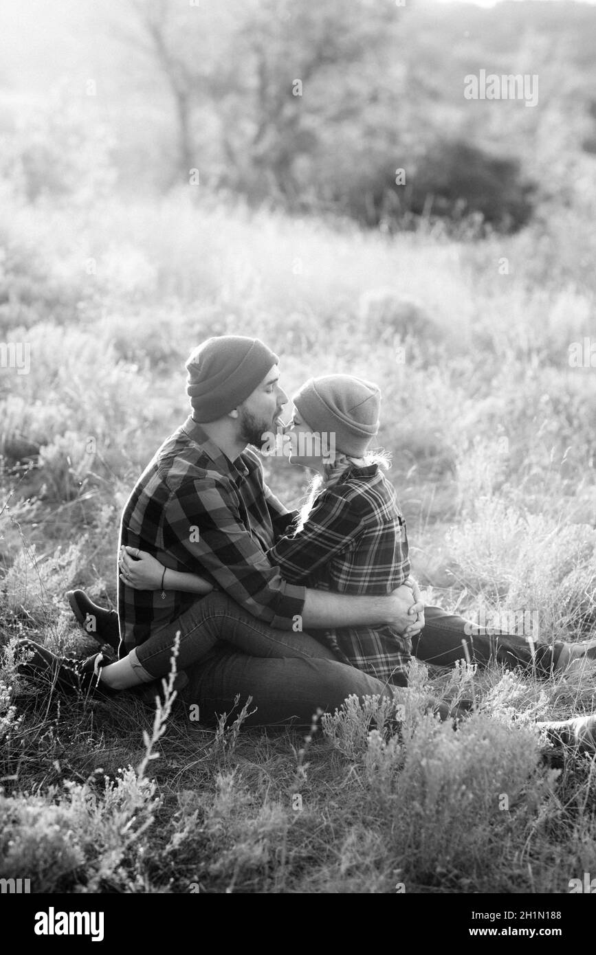 Ragazzo allegro e ragazza su una passeggiata in maglia brillante cappelli e camicie plaid Foto Stock