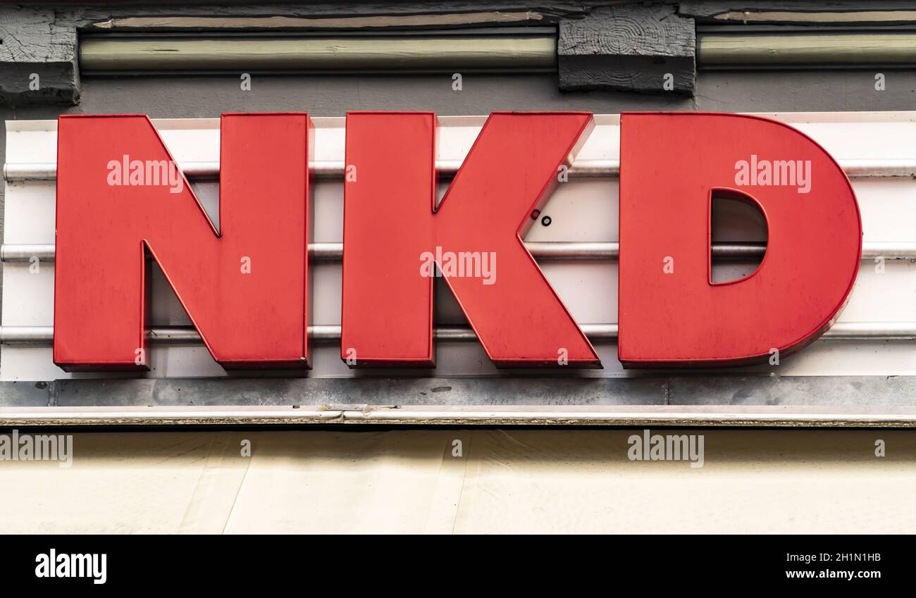 Hannoversch Muenden, Germania - 18-07-2019 logo di NKD segno su una  facciata, NKD è una grande catena di negozi di abbigliamento Foto stock -  Alamy