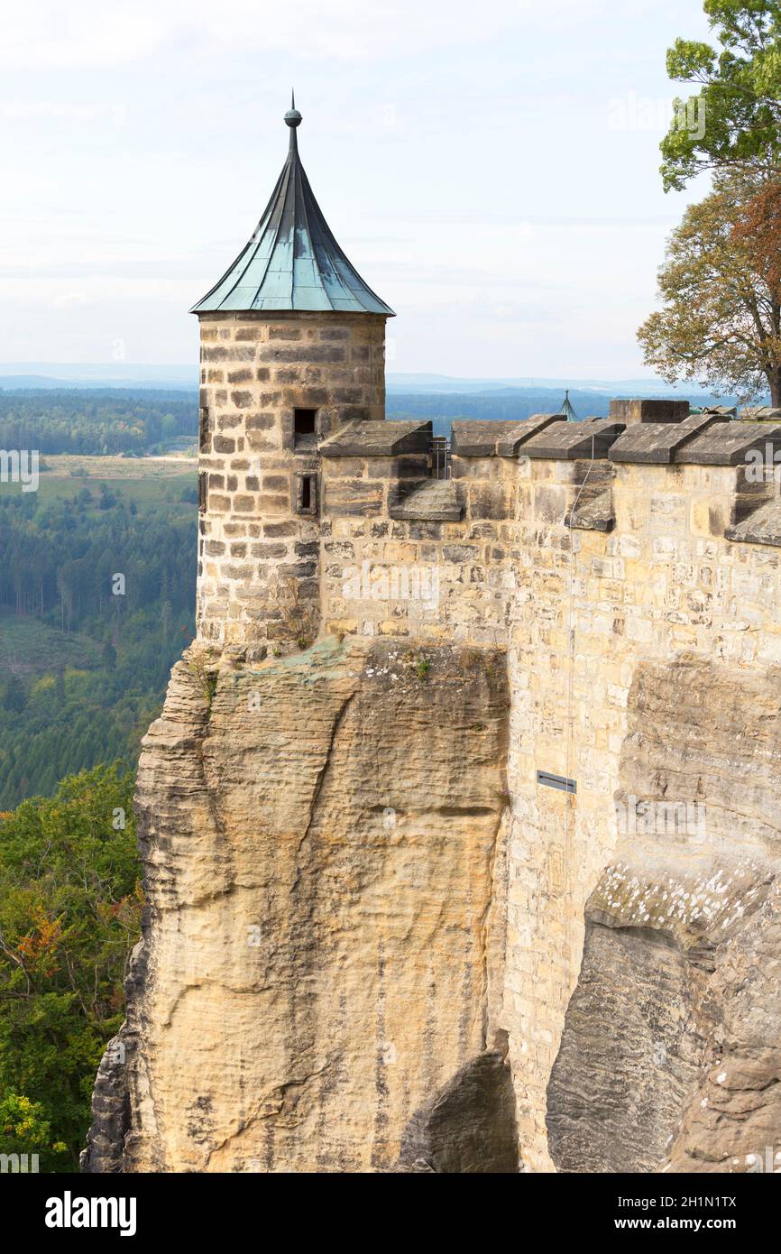 Fortezza medievale di Königstein, situata su una collina rocciosa sopra il fiume Elba in Sassonia Svizzera, Königstein, Germania Foto Stock