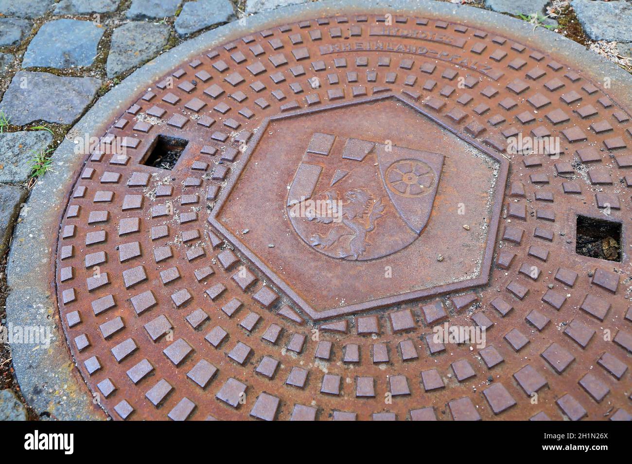 Ingelheim am Rhein , Germania - 07 12 2020: Copertura di tombino con stemma di Ingelheim am Rhein Foto Stock