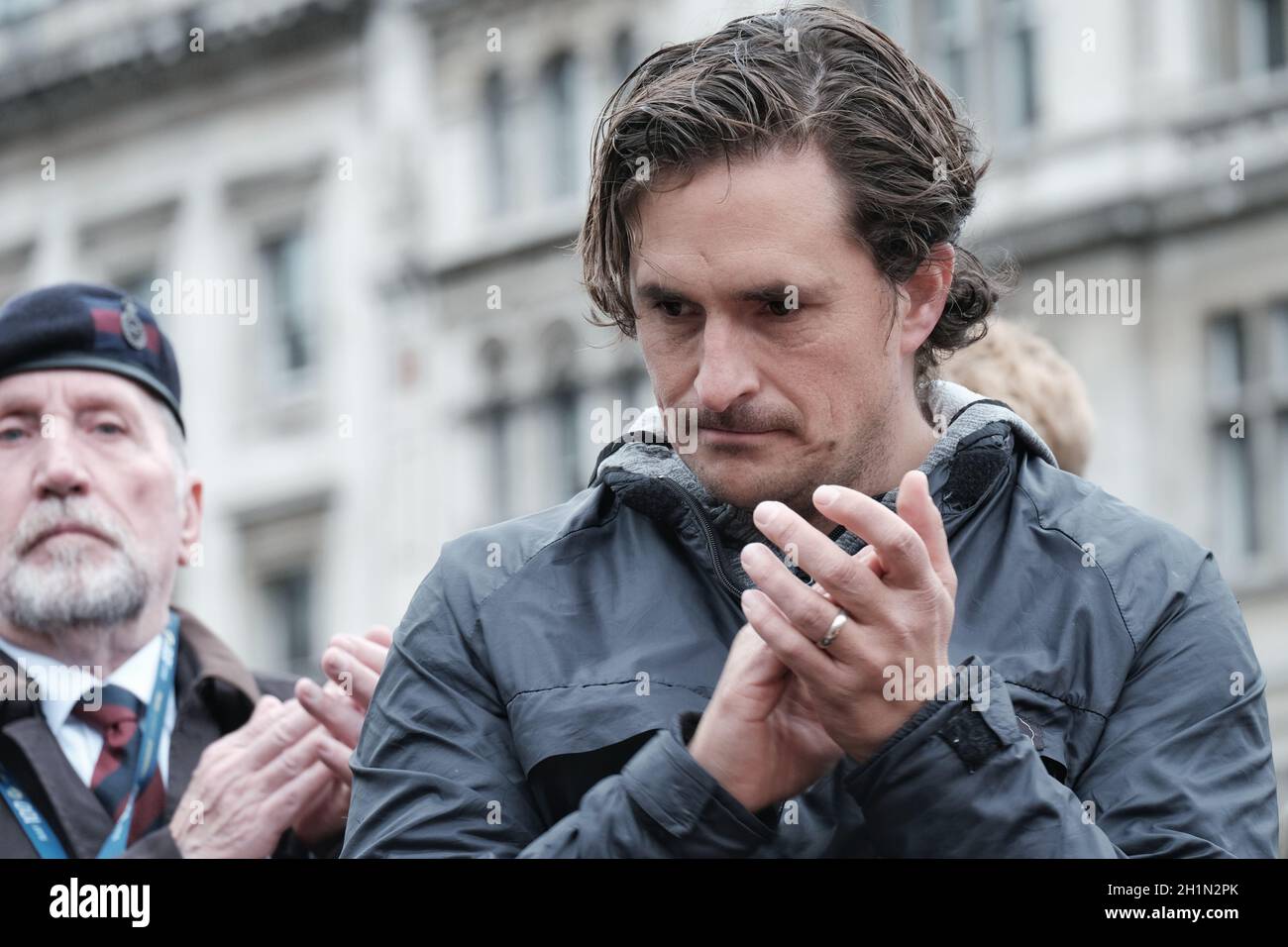 Il MP Johnny Mercer parla a un giro di protesta "Rolling Wwith Thunder", cui hanno partecipato centinaia di ciclisti a sostegno dei veterani dell'Irlanda del Nord Foto Stock