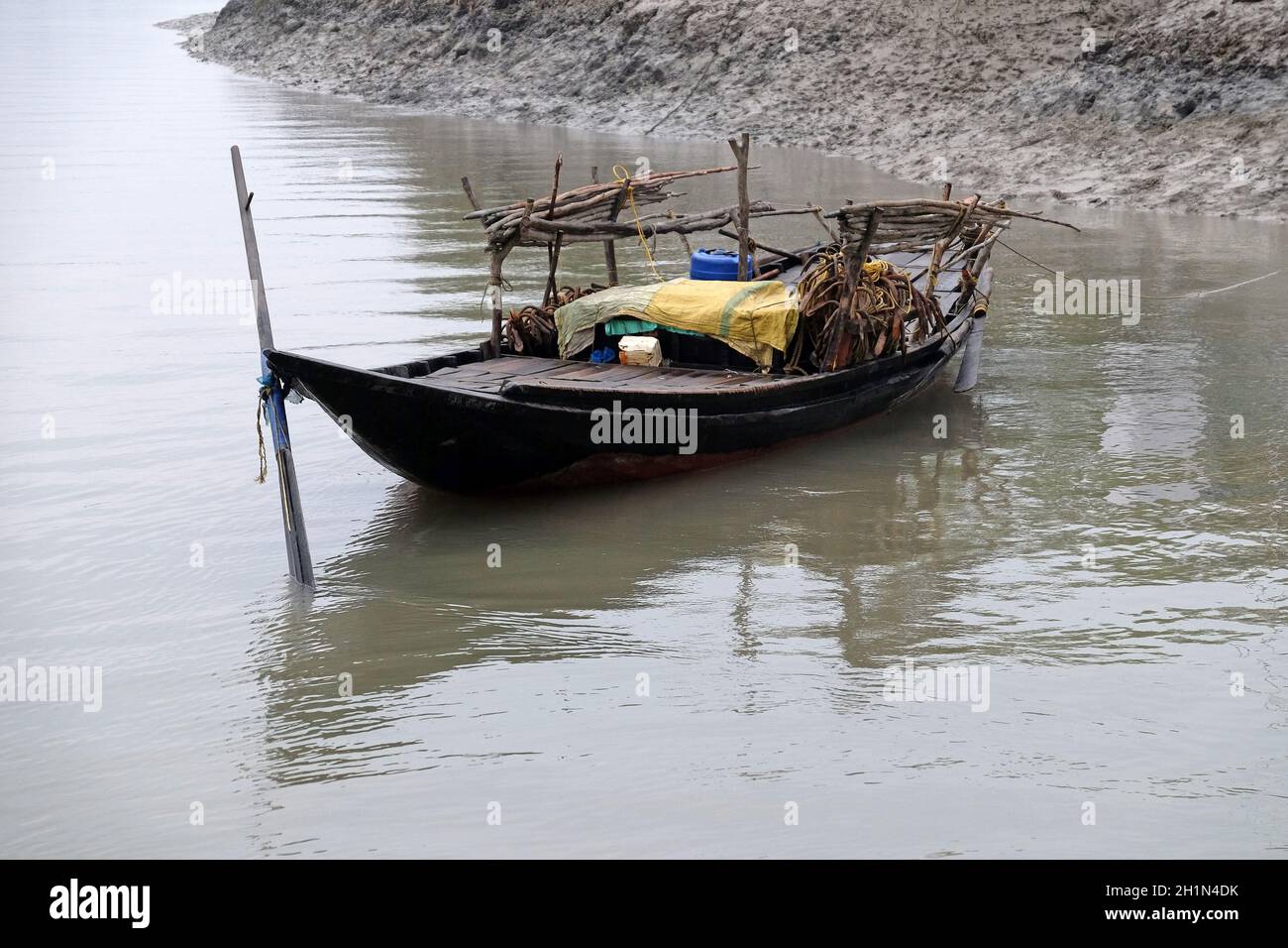 Barca a remi nelle zone paludose dei Sundarbans, Patrimonio dell'Umanità dell'UNESCO, India Foto Stock