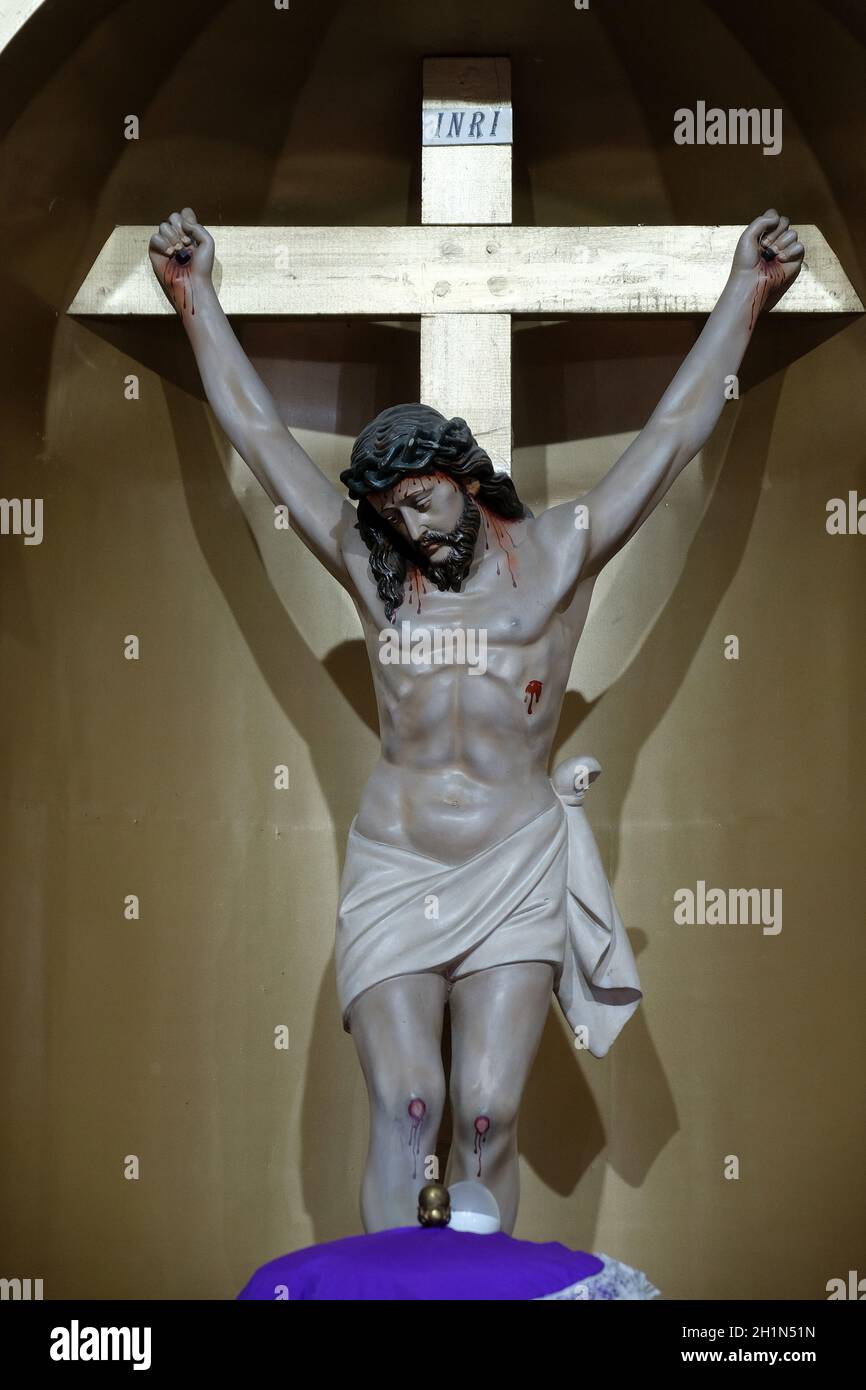 Statua della crocifissione presso la cattedrale cattolica del cuore Immacolato di Maria e Santa Teresa di Calcutta a Baruipur, Bengala Occidentale, India Foto Stock