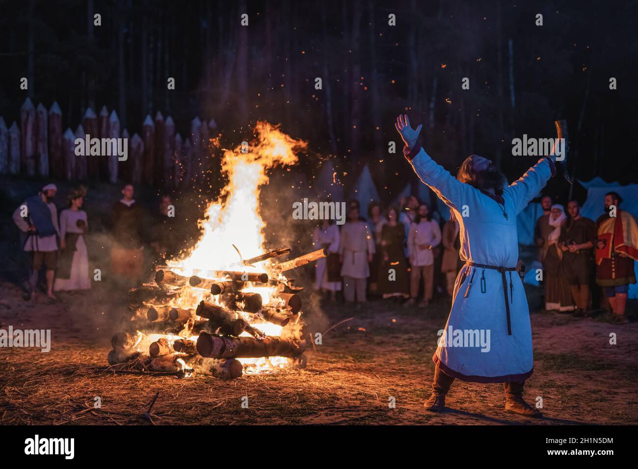 Cedynia, Polonia, giugno 2019 rievocazione pagana della notte di Kupala, chiamata in Polonia NOC Kupaly, sciamano pregando i vecchi dei per la loro benedizione. Slavo Holid Foto Stock