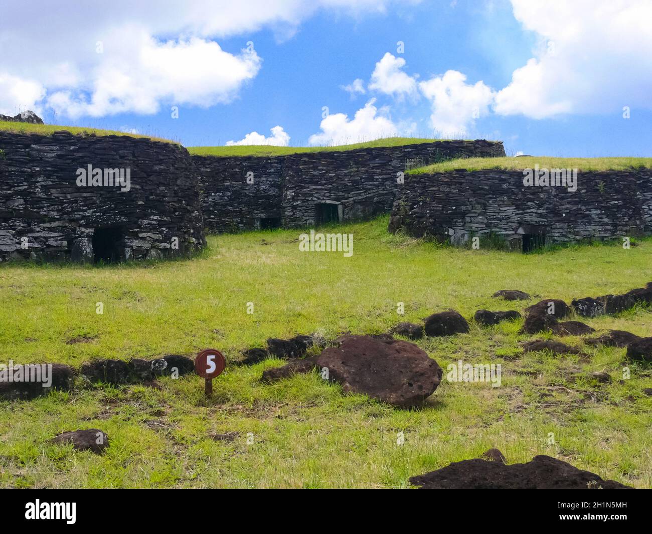Le abitazioni di antichi aborigeni sull'Isola di Pasqua, in pietra e mura  di rifugio Foto stock - Alamy