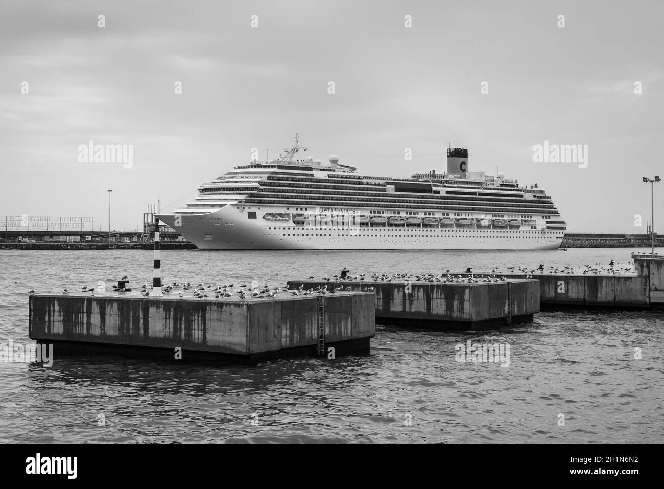 Funchal, Portogallo - 10 dicembre 2016: Grande bianco di lusso nave da crociera Costa SC Favolosa in nuvoloso pioggia al porto di Funchal, Madeira Island, Po Foto Stock