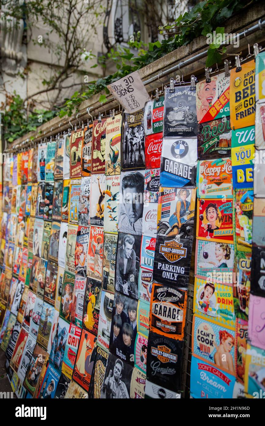 Londra, Regno Unito - 14 febbraio 2020: Musica e segni pubblicitari classici in vendita a Notting Hill. Vendita di cartelli a parete con piante e alberi dietro di esso. Roccia A. Foto Stock