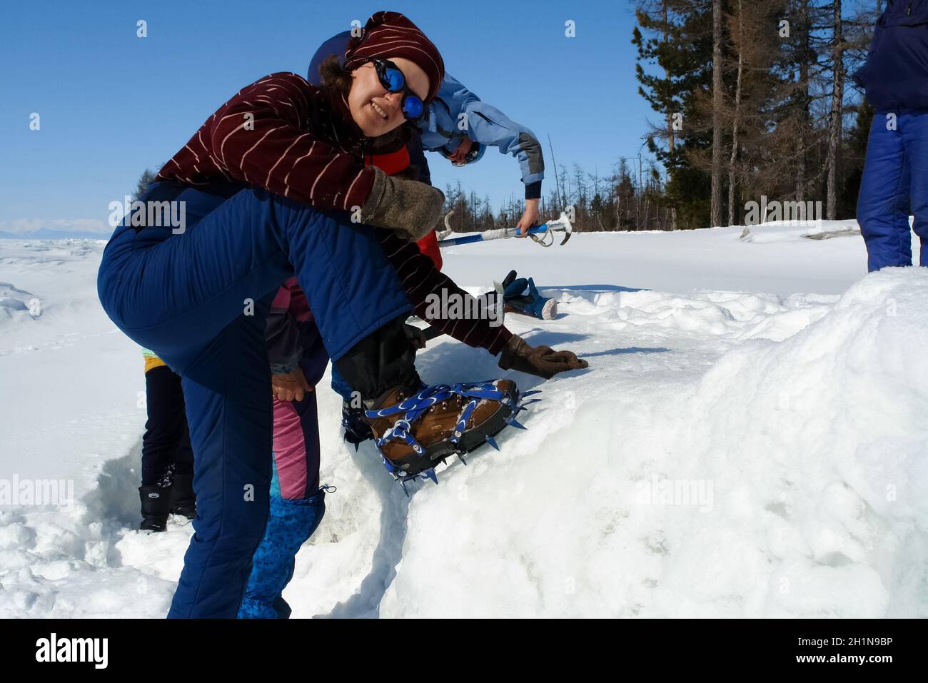 Tankhoy, Russia - 20 gennaio 2019: Sciatori presso la base sciistica di Baikal. Una giornata di sci al sole. Foto Stock
